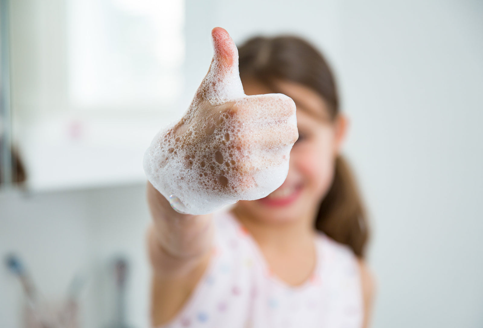 Enfant avec pouce en l'air satisfaction