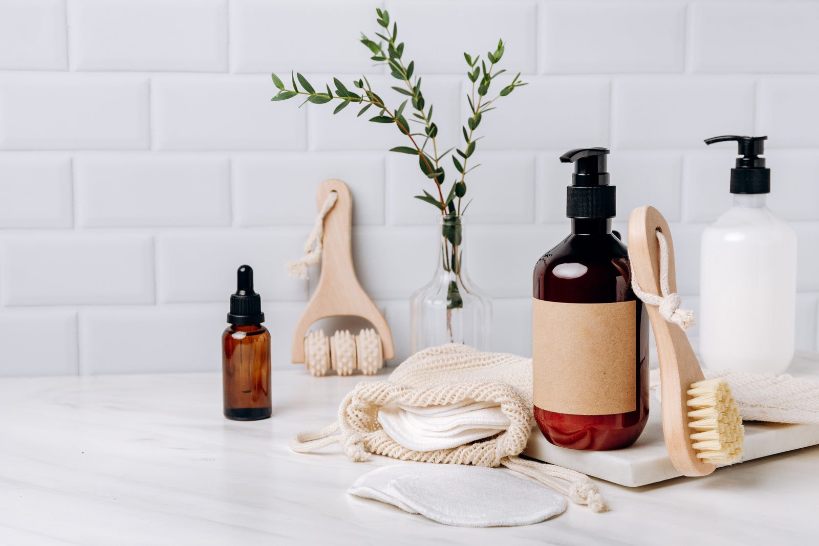 Produits de soins intimes disposés dans une salle de bain