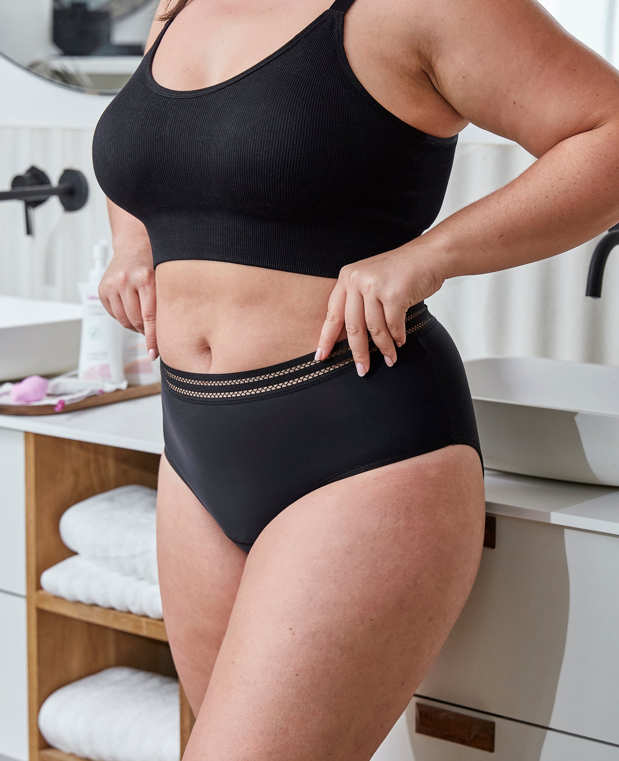 Culotte classic pour règles, protection intime ultra absorbante, confort au quotidien jour et nuit vue de 3/4