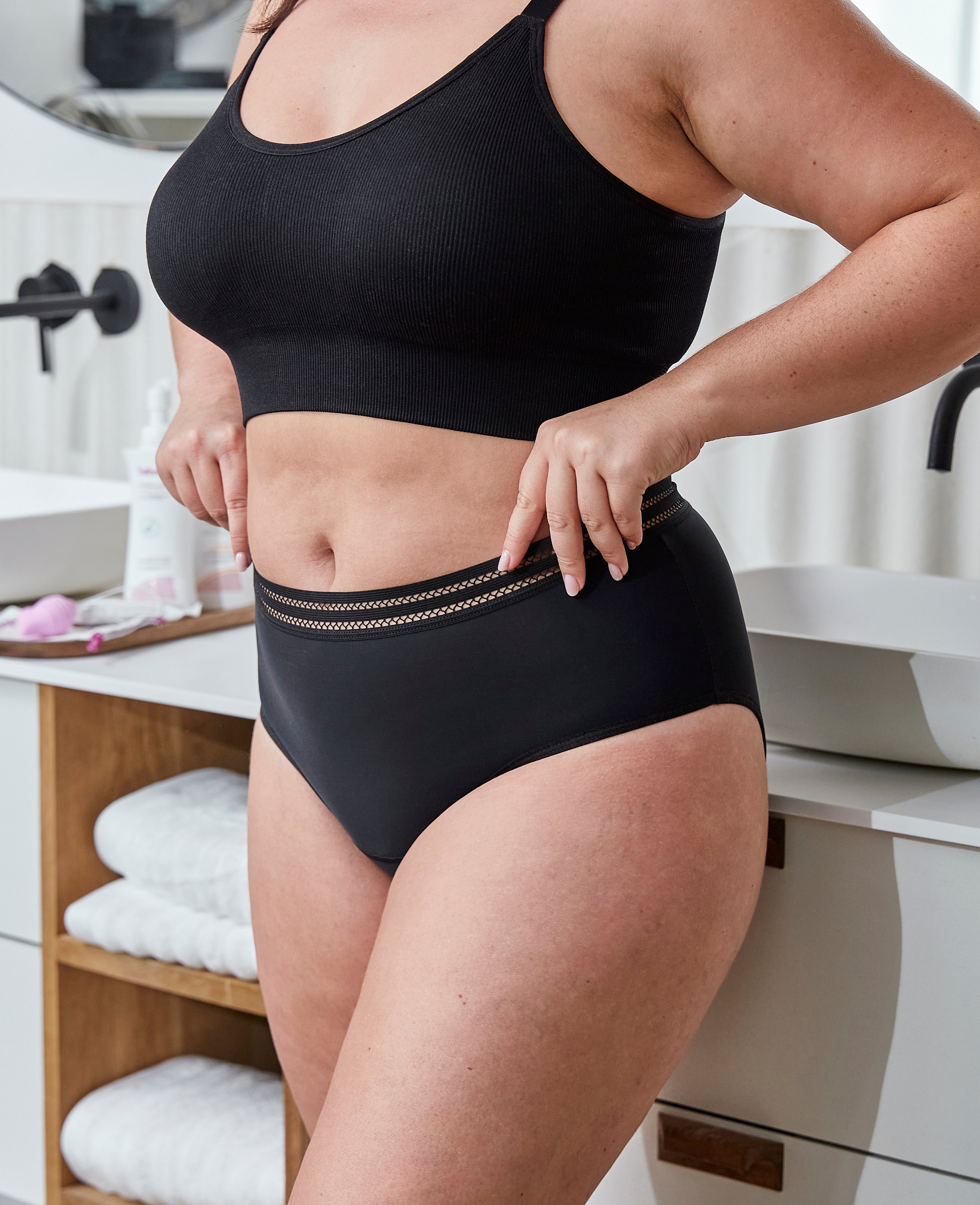 Culotte classic pour règles, protection intime ultra absorbante, confort au quotidien jour et nuit vue de 3/4