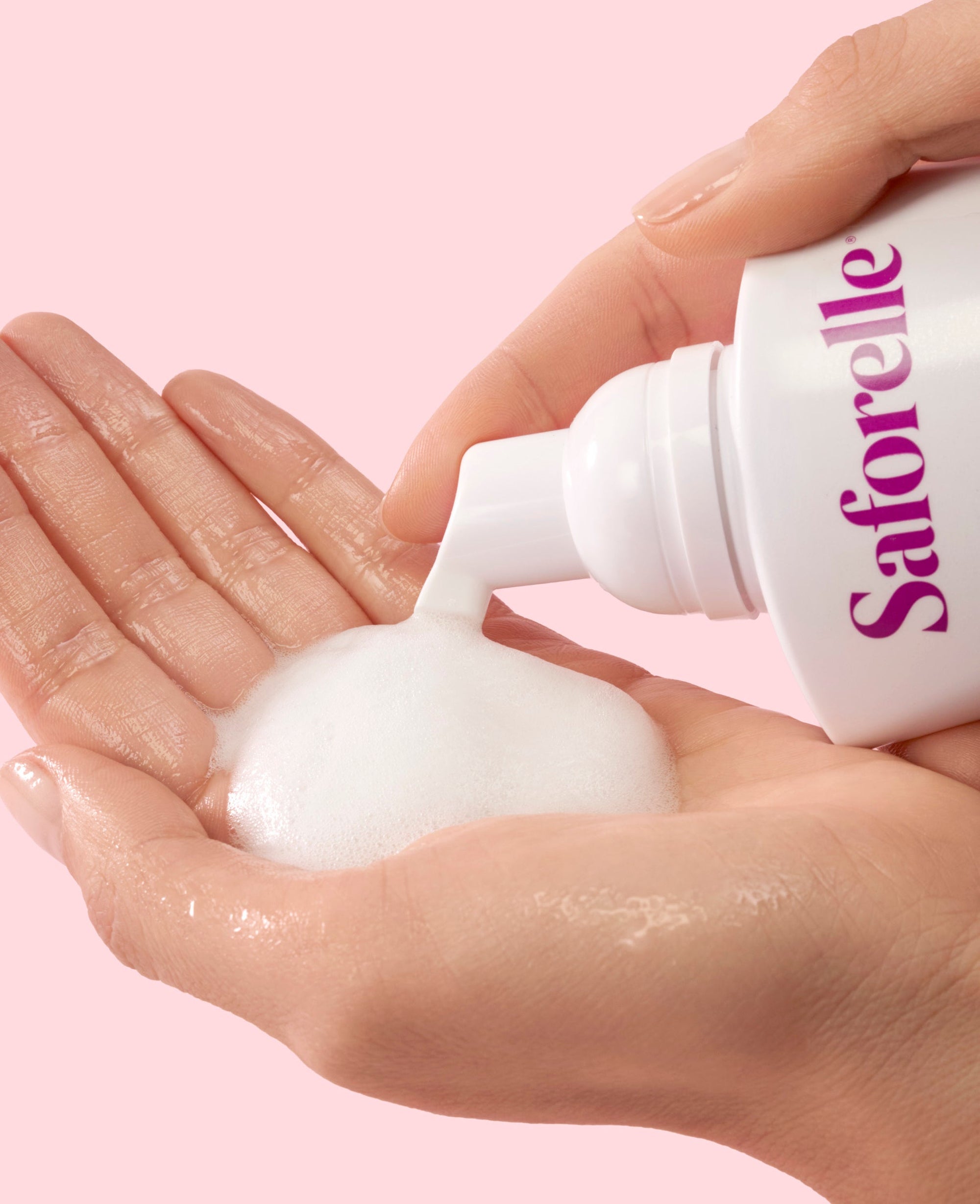 Flacon mousse lavante Saforelle ultra douce 2 en 1 soin intime et corporel, apaise les inconforts et irritations intimes au quotidien, 250 ml