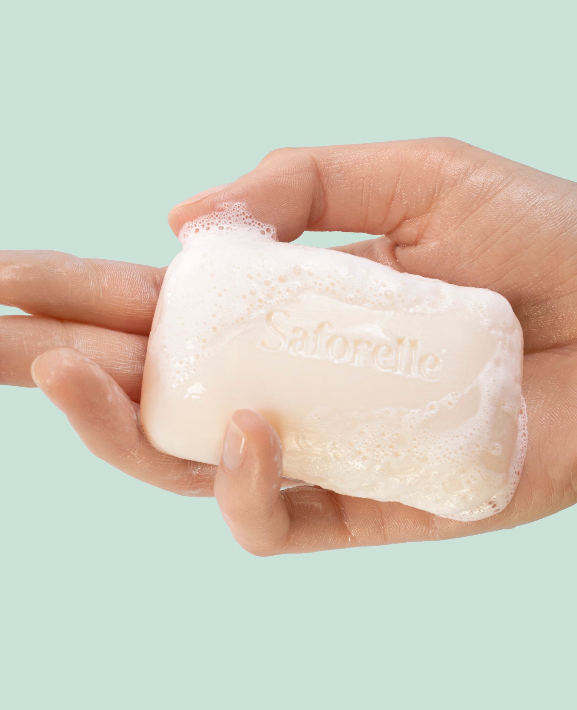 Savon, pain lavant intime apaisant Essential Saforelle nettoie la peau e,n douceur et apaise les sensations d"irritation, convient peaux sensibles, 90g