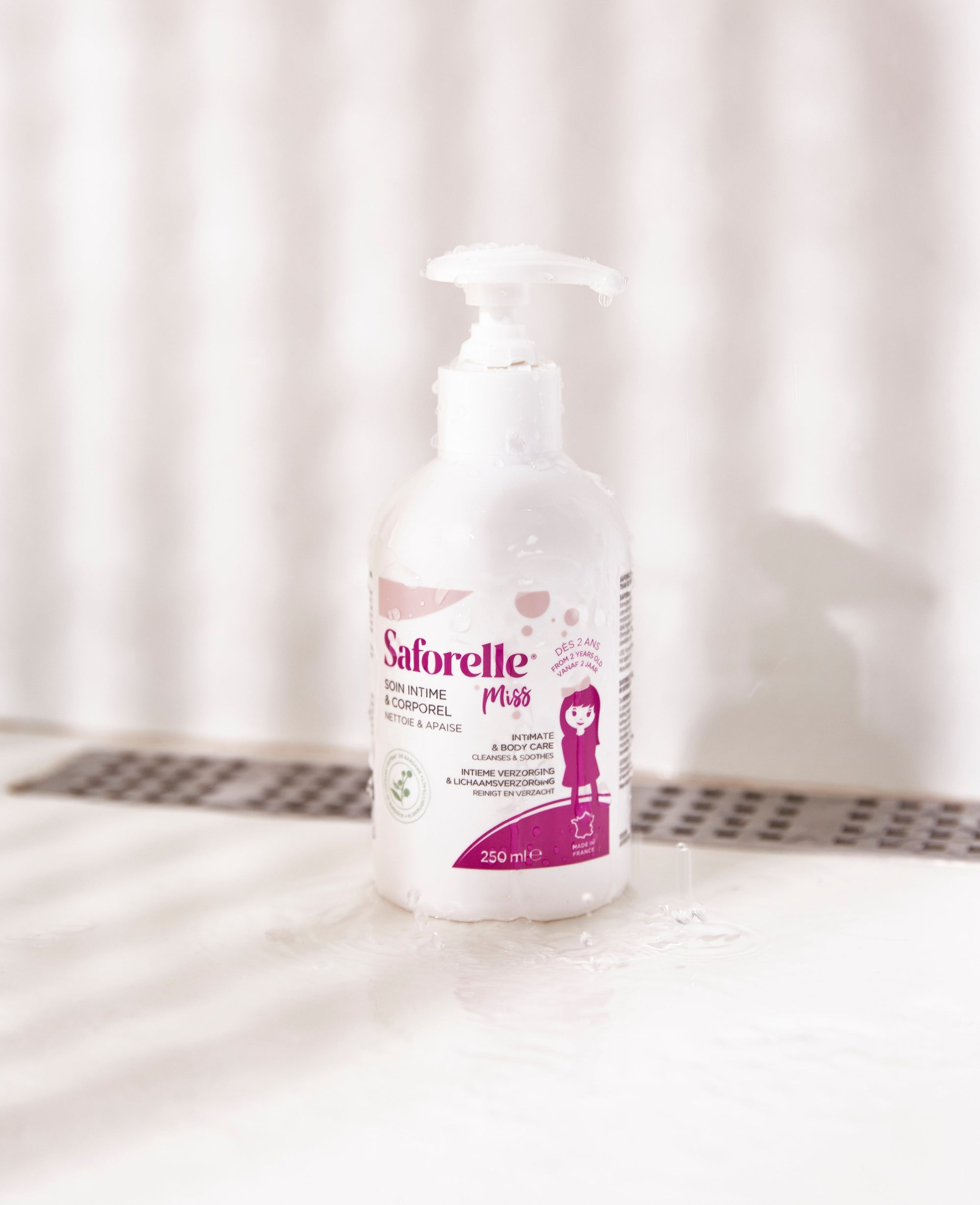 Saforelle Miss flacon pompe soins intimes enfant nettoie et hydrate en douceur, au quotidien, apaise les irritations