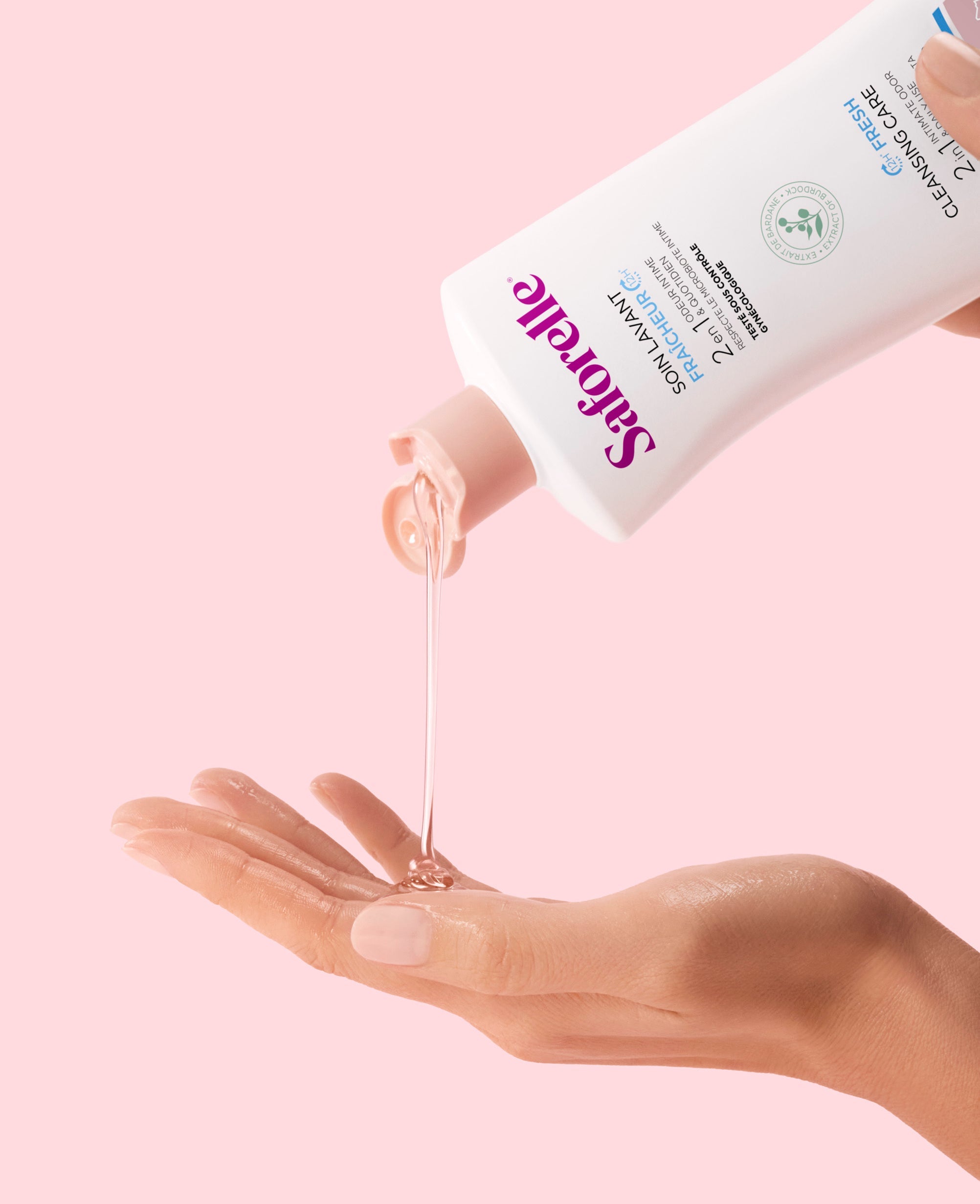 Soin lavant fraicheur Saforelle, 2 en 1, procure une sensation de fraicheur  et limite les odeurs indésirables pendant 12h pour un meilleur confort