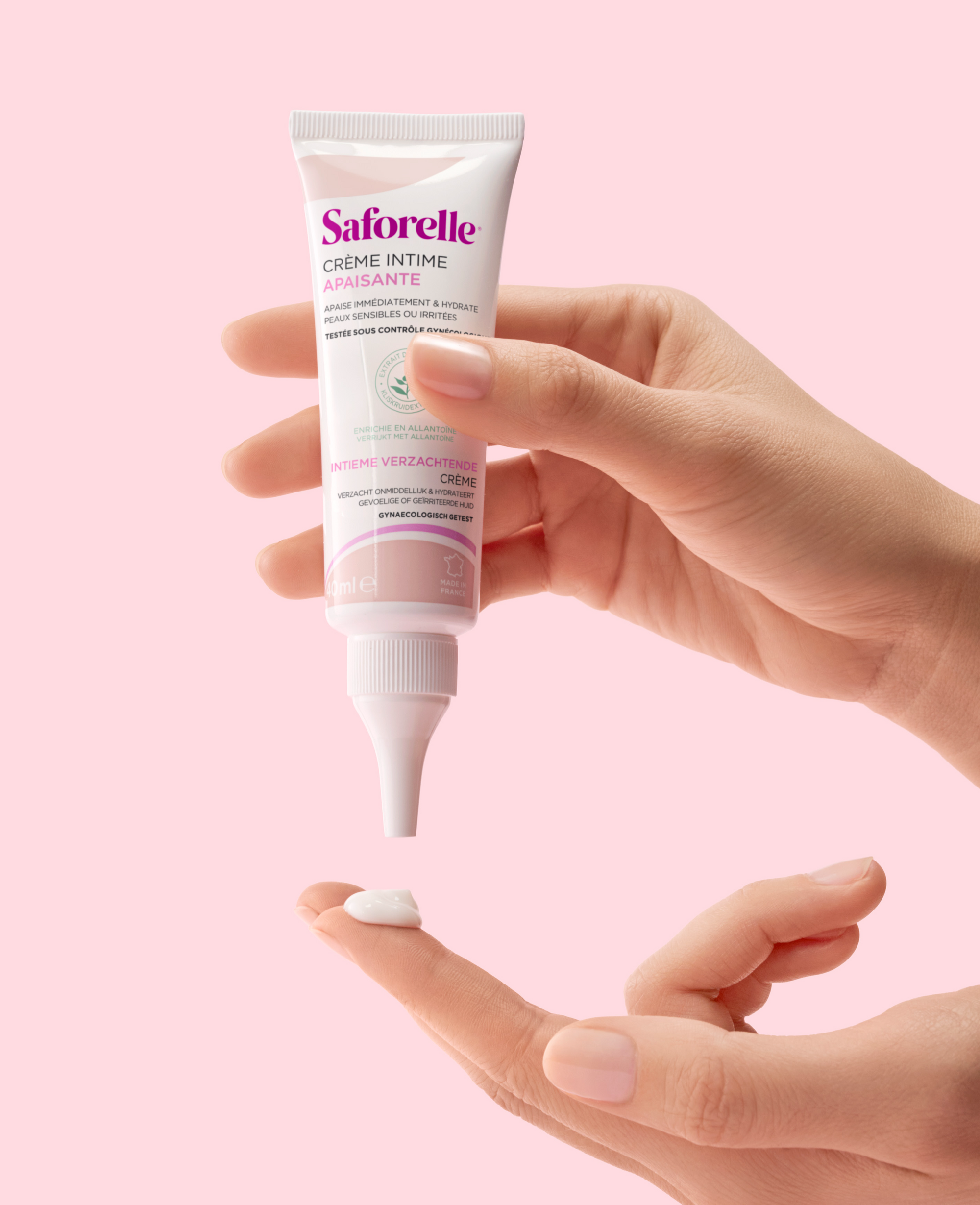 Tube de crème intime apaisante Saforelle appliquée sur le doigt pour le confort de la zone intime