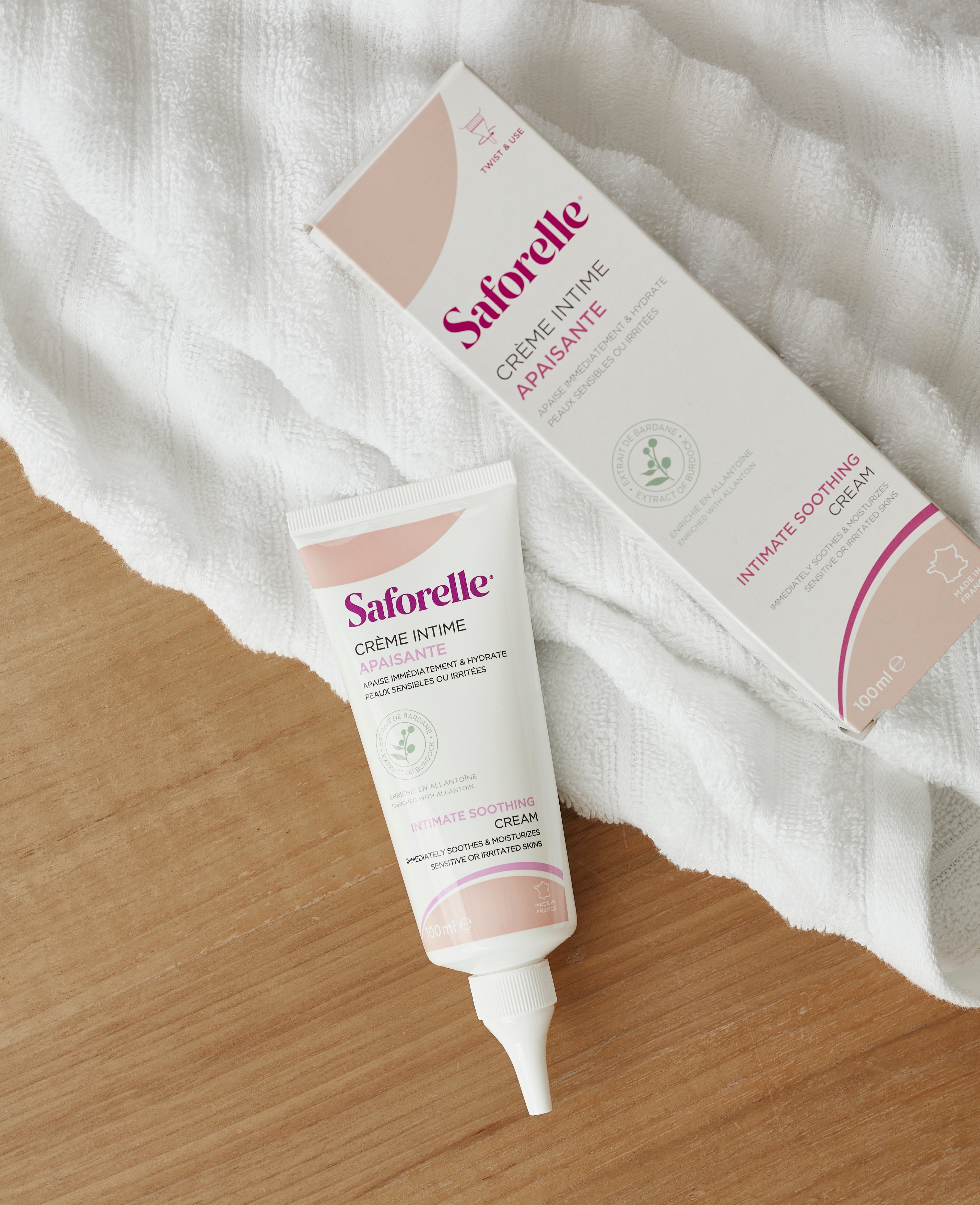Tube et emballage de la crème intime apaisante Saforelle pour le confort et l’hydratation de la zone intime