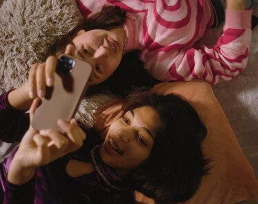 Ados sur leur lit avec leur téléphone